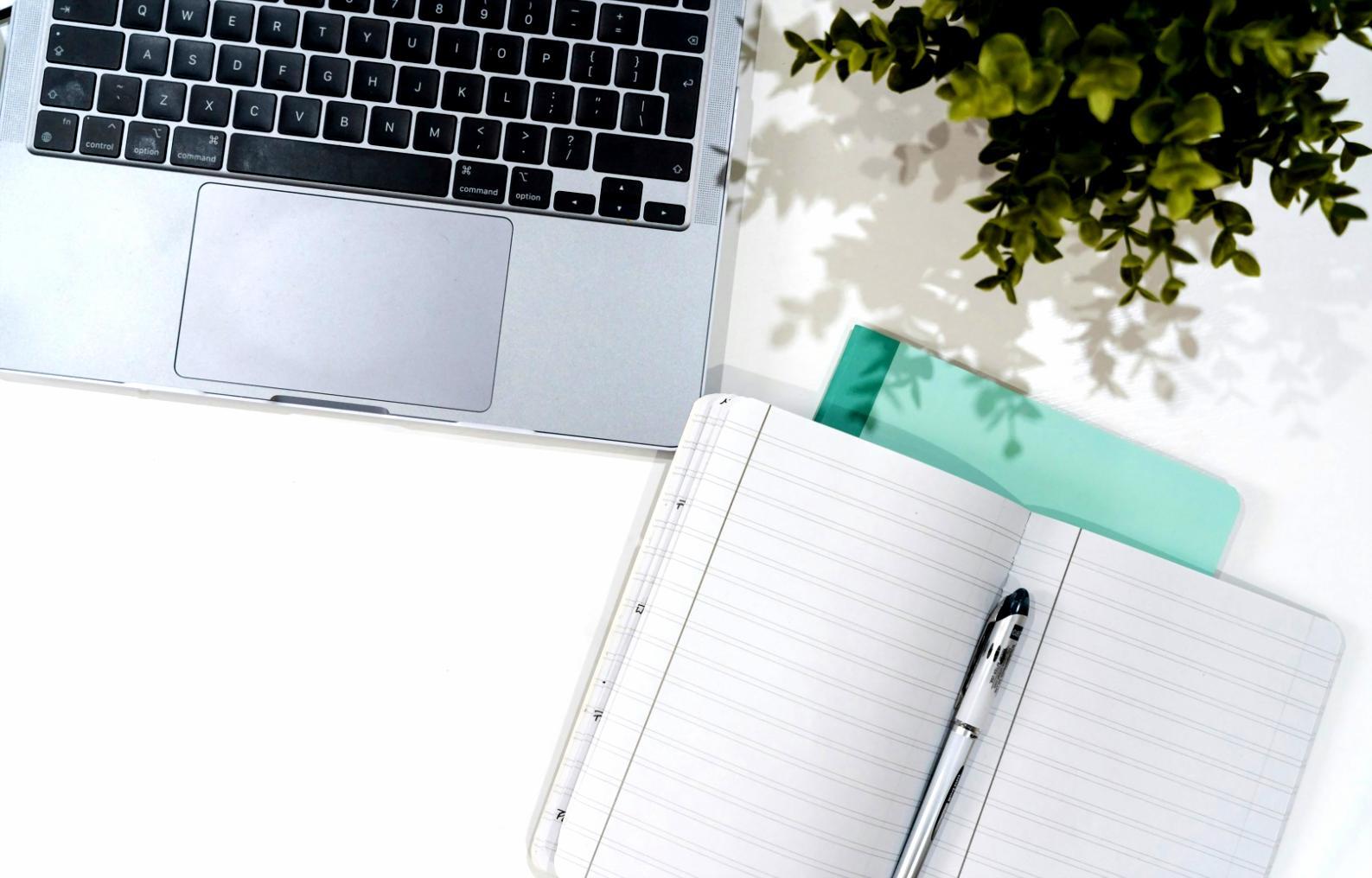 Zespół pracowników socjalnych podczas spotkania z rodzinami korzystającymi z pomocy