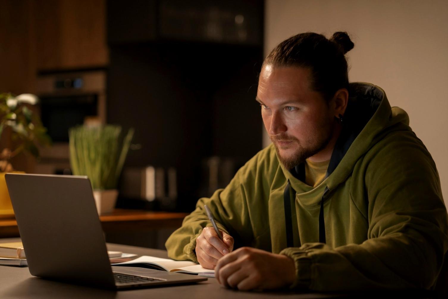 Uczestnicy kursu podczas analizy przypadku rodziny w sytuacji kryzysowej